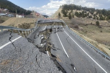 Adana’da asfalt yol çöktü