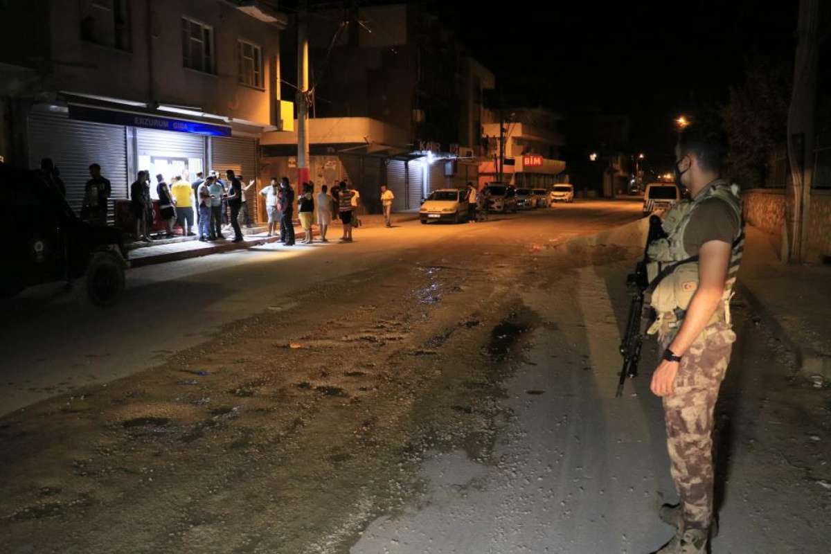 Adana'da bakkal önünde silahlı saldırı: 1 ölü, 1 yaralı