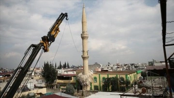 Adana'da depremde hasar gören minareler kontrollü şekilde yıkılıyor