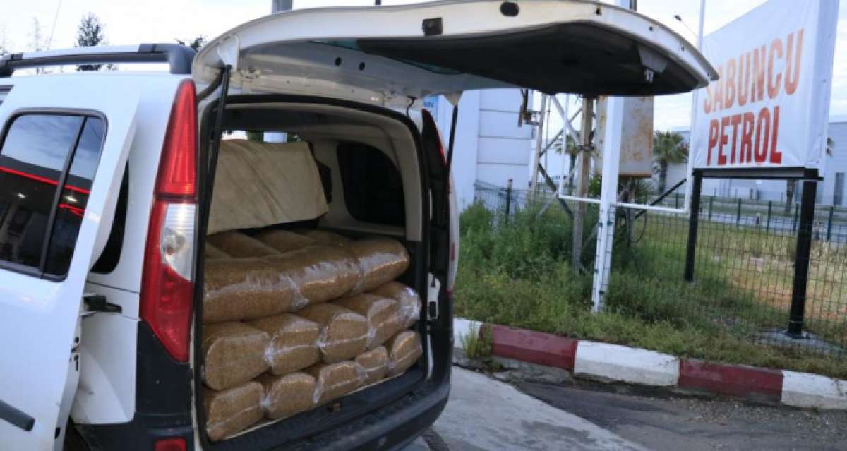 Adana'da durdurulan 2 araçtan 1 ton gümrük kaçağı tütün yakalandı