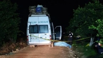 Adana'da feci kaza: Minibüsün altında kaldı!