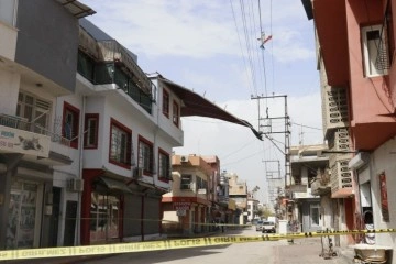 Adana&rsquo;da fırtına &ccedil;atıları u&ccedil;urdu, ağa&ccedil;ları devirdi, elektrik tellerini kopardı