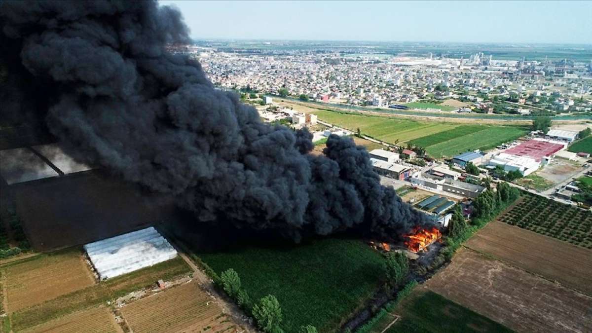 Adana'da geri dönüşüm tesisinin bahçesinde çıkan yangına müdahale ediliyor
