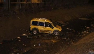 Adana&rsquo;da hafif ticari araç sulama kanalına düştü: 3 yaralı