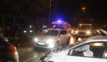 Adana'da iki otomobil çarpıştı, 3 kişi yaralandı