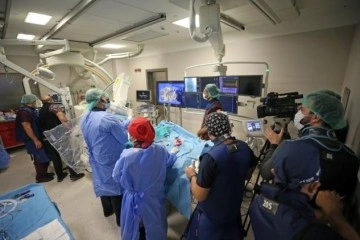 Adana'da kalp kapağı değişimi ameliyatını doktorlar canlı yayınla izledi