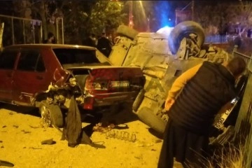 Adana'da kontrolden çıkan araç park halindeki araca çarptı: 1 yaralı