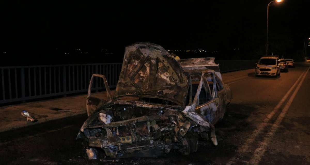 Adana'da köprü korkuluklarına çarpan otomobil alev alev yandı: 2 yaralı
