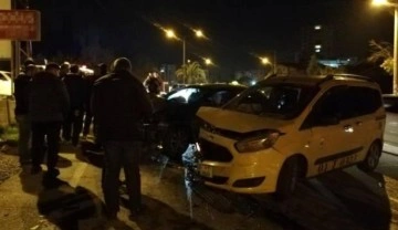 Adana&rsquo;da otomobil ile ticari taksi çarpıştı: 5 yaralı