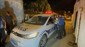 Adana'da otomobille polisten kaçmaya çalışan ehliyetsiz sürücü kovalamacayla yakalandı