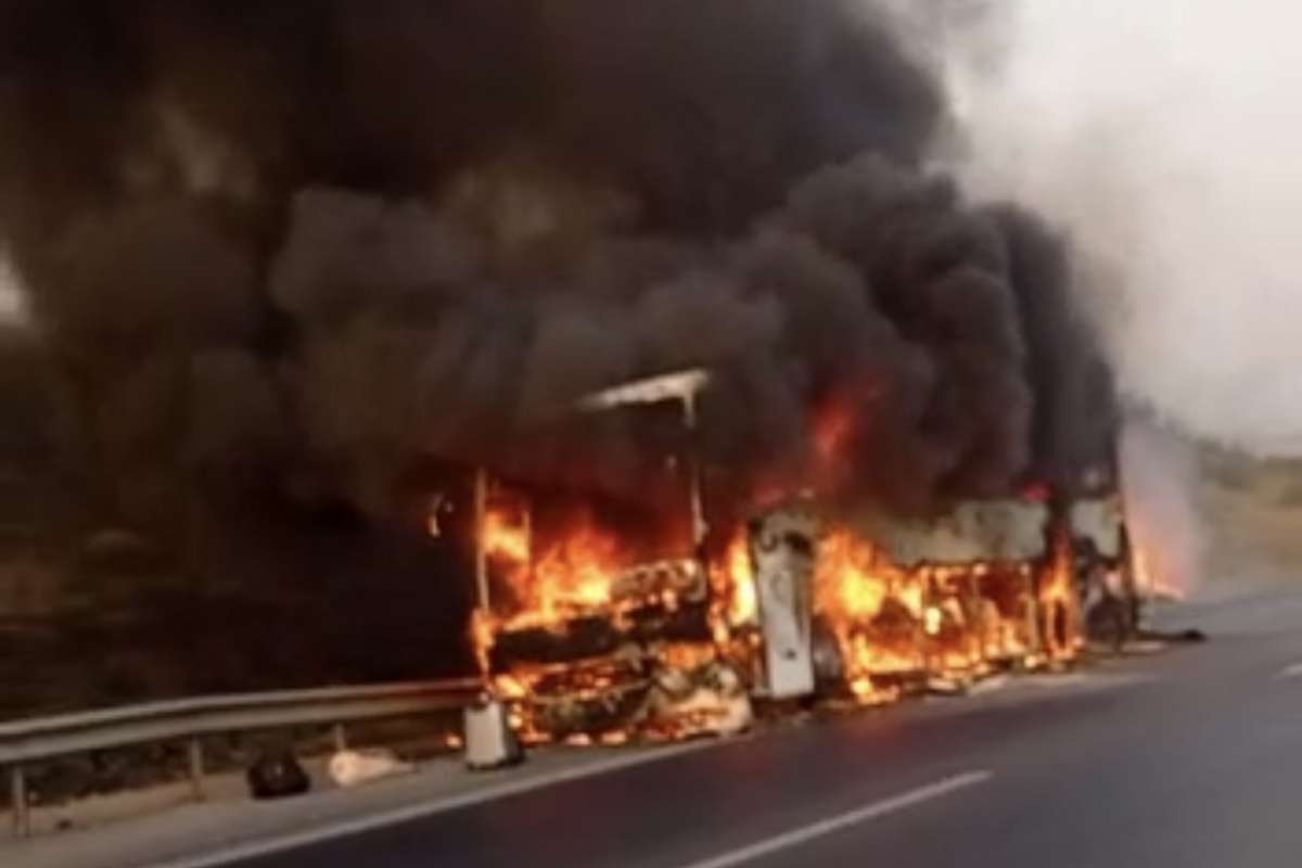 Adana'da otoyol üzerinde otobüs alev alev yandı
