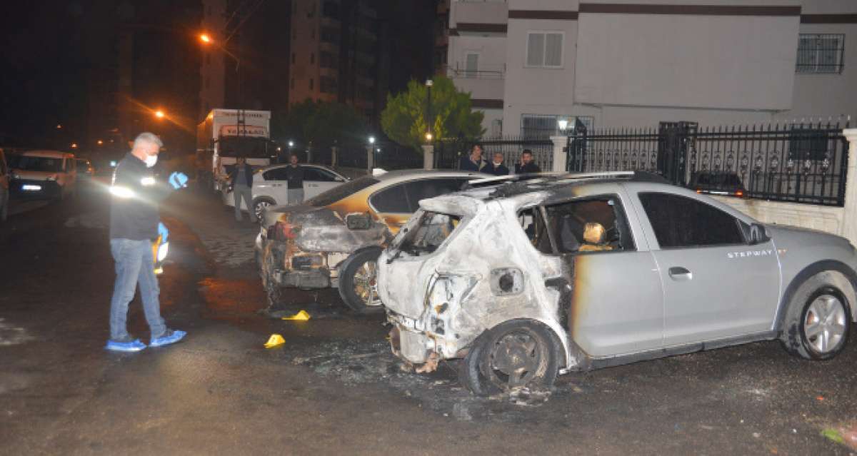 Adana'da park halindeki 2 otomobil kundaklandı
