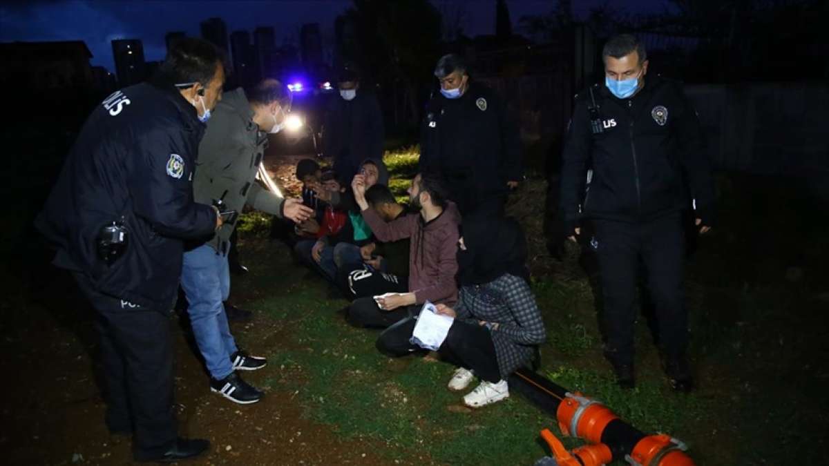 Adana'da polisten kaçmaya çalışan şüpheliler patates tarlasında yakalandı