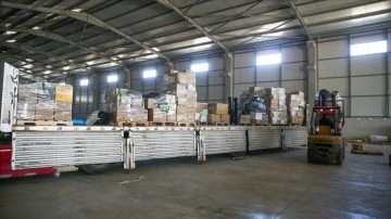 Adana'daki depolarda tasnif edilen yardım malzemeleri depremzedelere ulaştırılıyor