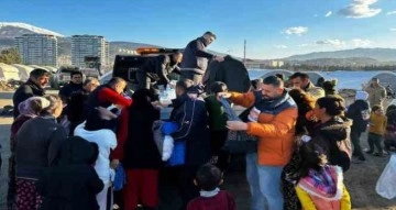 Adanalı kebapçı depremzedelere kıyafet ve oyuncak dağıttı