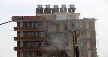Adıyaman’da ağır hasarlı binaların yıkımı devam ediyor