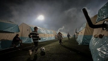 Adıyaman'da akşam olunca sobaların yandığı çadır kentte depremzedelerin ihtiyaçları gideriliyor