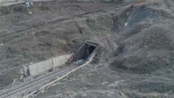 Adıyaman’da demiryolu tüneli depremle çöktü