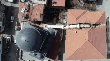 Adıyaman'da depremde yıkılan minare 3 katlı apartmanın üzerine tek parça devrildi