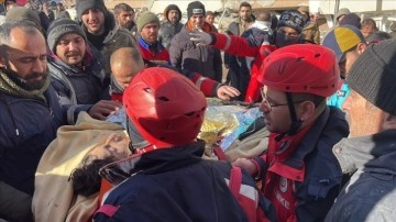Adıyaman'da depremden 35 saat sonra enkazdan bir kişi kurtarıldı