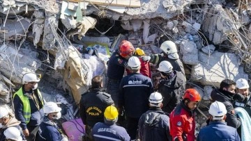 Adıyaman'da depremin 152. saatinde 7 yaşındaki bir çocuk enkazdan kurtarıldı