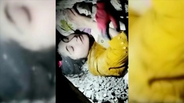 Adıyaman'da enkaz altında kalan 2 kız kardeş 70 saat sonra kurtarıldı