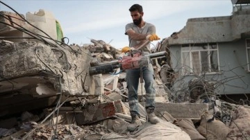 Adıyaman'da, Kahramanmaraş merkezli depremlerde tamamen yıkılan binalarda inceleme sürüyor