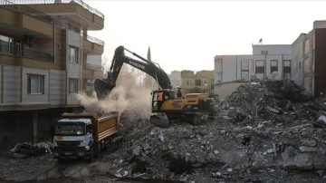 Adıyaman'da yıkılan binaların enkazını kaldırma çalışmaları sürüyor