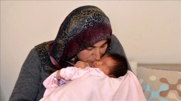 Adıyamanlı depremzede hamile kadın Muş'ta bebeğini kucağına aldı