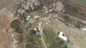 AFAD, Şırnak'ta yamaçtaki köylerde riskli kayaları dronla tespit etti