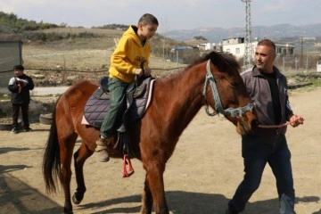 Afetzede çocuklar atlarla depremi unutmaya çalışıyor