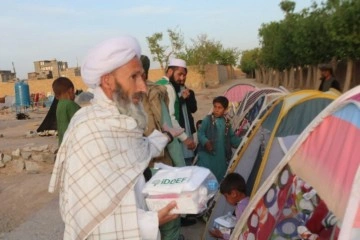 Afganistan'da çadırlarda kalan ailelere iftar ikramı