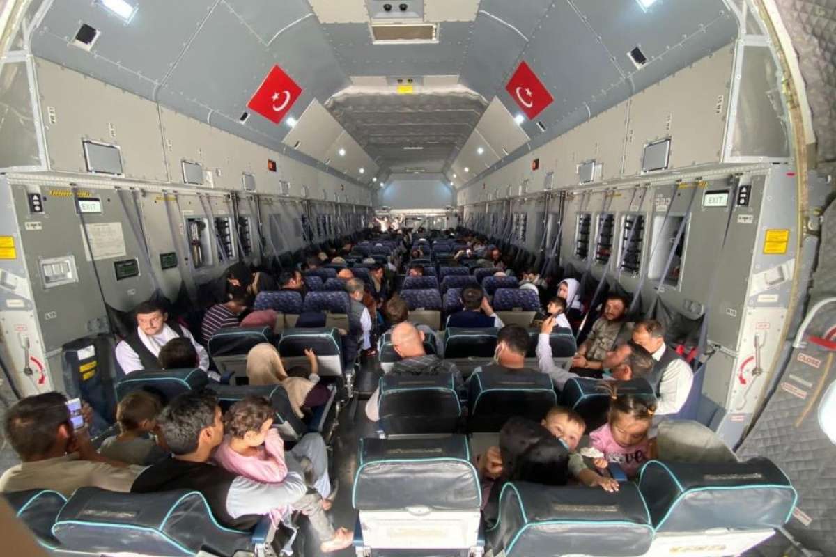 Afganistan'dan tahliye edilen 273 kişi tahliye uçağıyla yurda getirildi
