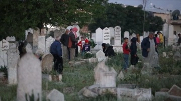 Afrin ilçesinde depremlerde yakınlarını kaybedenler, mezar başlarında gözyaşı döktü
