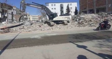 Afyonkarahisar Özel İdare ekipleri deprem bölgesinde enkaz kaldırma çalışmalarını sürdürüyor
