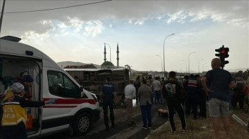 Afyonkarahisar'da minibüs ile kamyon çarpıştı, 25 kişi yaralandı