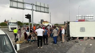 Afyonkarahisar'da minibüs kamyonla çarpıştı: 25 yaralı