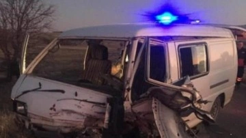 Afyonkarahisar&rsquo;da trafik kazası: 2 ölü, 5 yaralı
