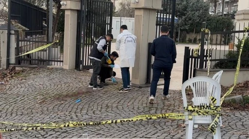 Ağabey, annesinin cenazesinde kardeşini silahla vurarak &ouml;ld&uuml;rd&uuml;