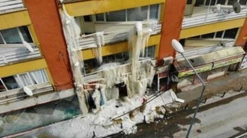Ağır hasarlı binada kombi patladı, dev buz sarkıtları oluştu
