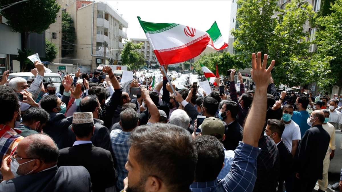 Ağırlaşan ekonomik koşullar altında cumhurbaşkanını seçecek İran'da muhafazakarlar öne çıkıyor