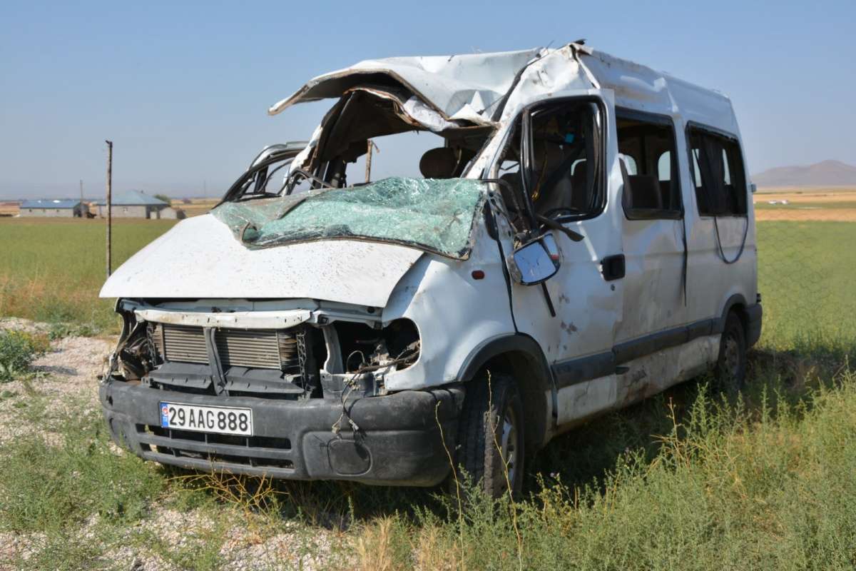 Ağrı'da refüje çarpan minibüs devrildi: 3 ölü, 14 yaralı