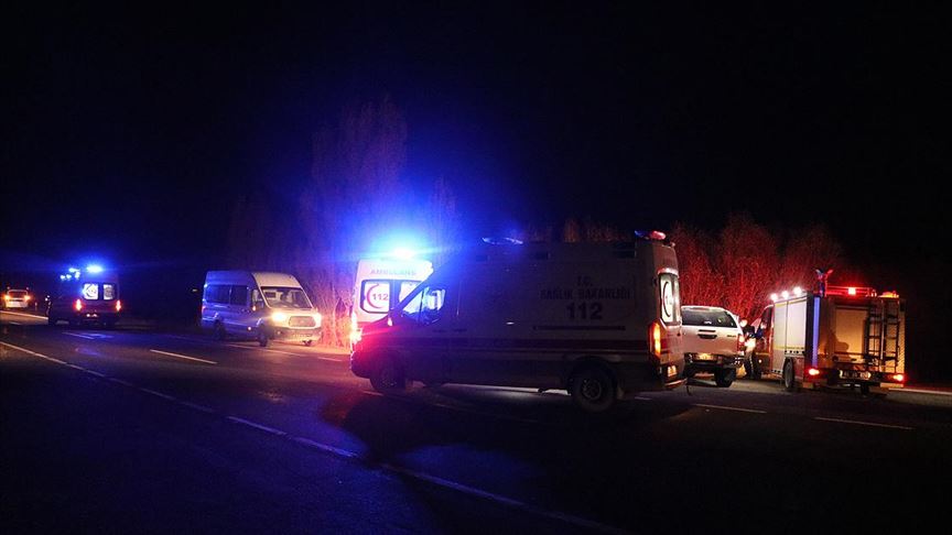Ağrı’da sığınmacıları taşıyan kamyonet devrildi: 17 yaralı