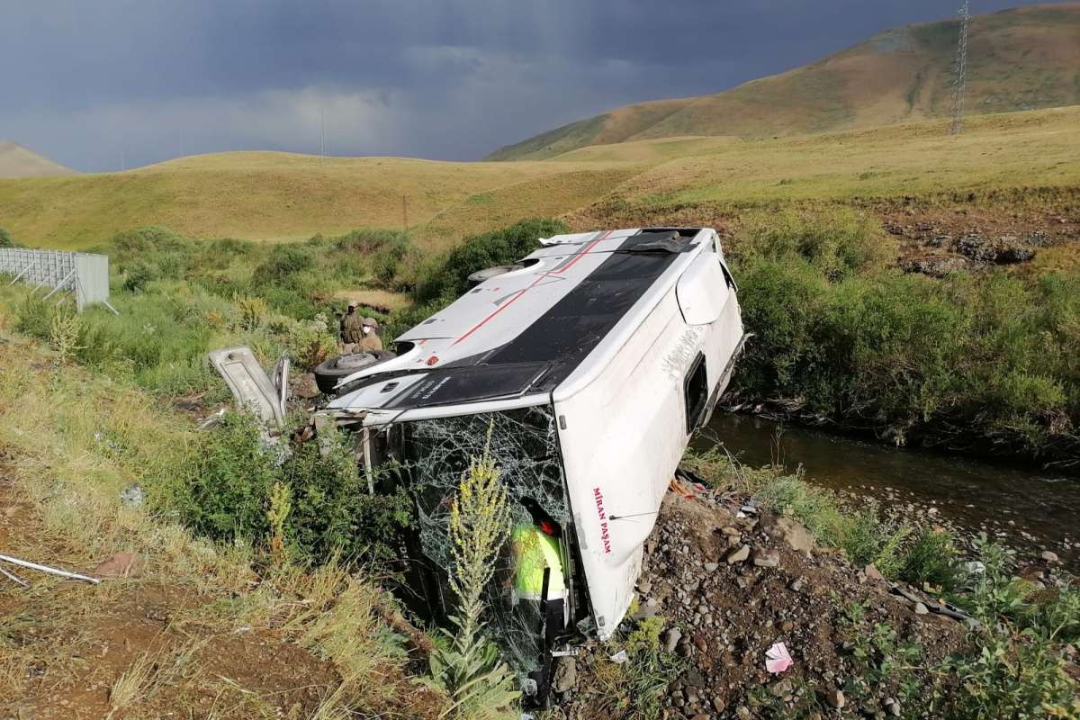Ağrı'da yolcu otobüsü şarampole devrildi: 1 ölü, 26 yaralı