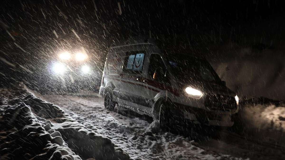 Ağrı'da yolu kardan kapanan köydeki hamile kadının yardımına paletli ambulans yetişti