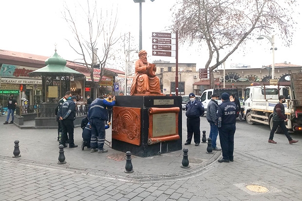 Ahi Evran heykeli trafik yoğunluğundan kaldırıldı