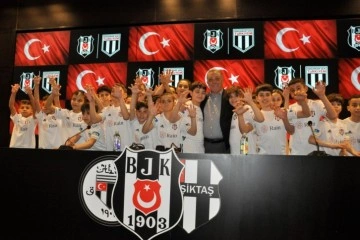 Ahmet Nur &Ccedil;ebi, depremzede &ccedil;ocuklarla buluştu