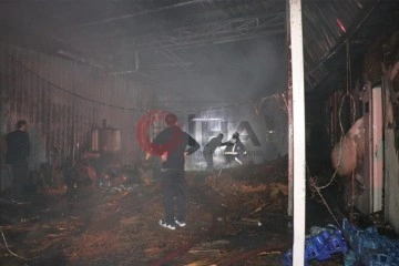 Ahşap çatal-kaşık üreten tesiste korkutan yangın: Çok sayıda ekip sevk edildi