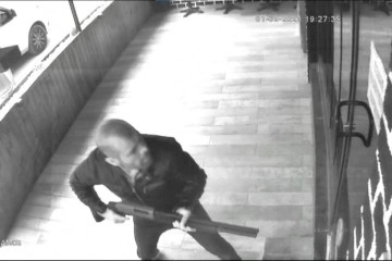Aile ka&ccedil;tı saldırgan pompalı t&uuml;fekle kovaladı