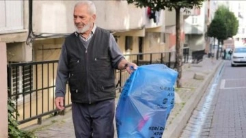 Ailesinin karşı çıkmasına rağmen 84 yaşında çöplerden atık topluyor